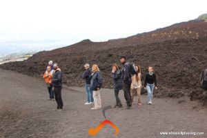 gruppo di turisti in escursione